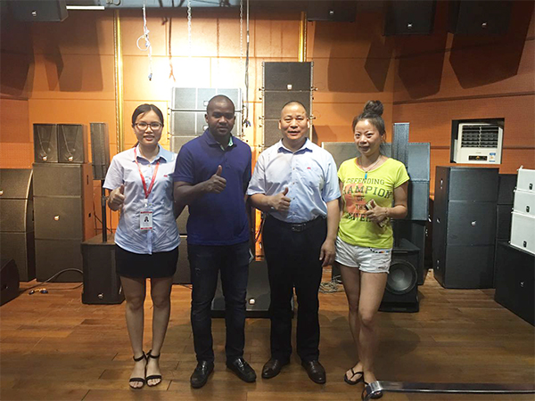 非洲客戶對爵士龍線陣音響興致盎然 贊不絕口