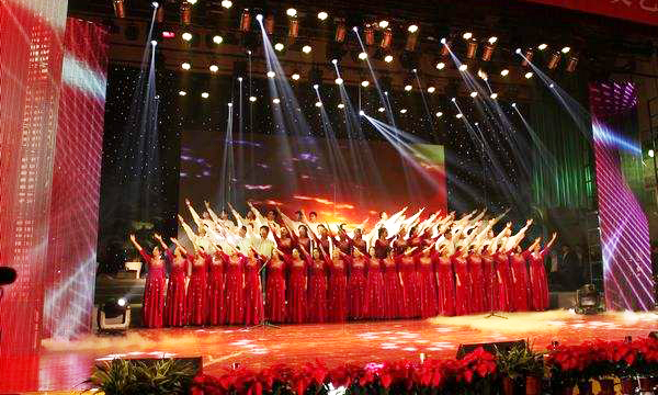 學校大禮堂安裝專業(yè)舞臺音響系統(tǒng)