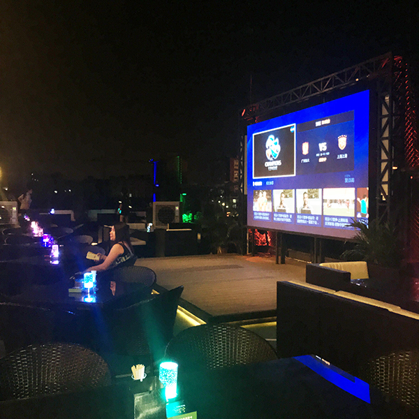 進(jìn)口專業(yè)音響設(shè)備入駐娛樂露天酒吧