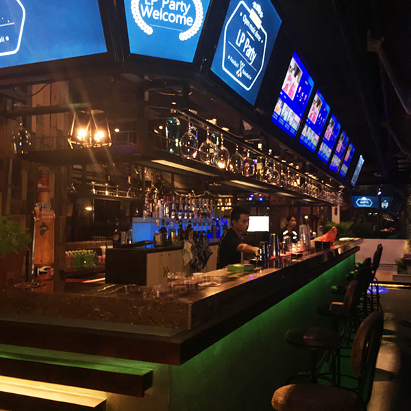 進(jìn)口專業(yè)音響設(shè)備入駐娛樂露天酒吧