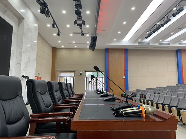 劇場音響系統(tǒng)工程朝陽中學劇場主擴聲系統(tǒng)采用LAB-610線陣列揚聲器打造,在舞臺兩側和舞臺中央作為主擴聲,MH系列功放,8進8出DMD188數(shù)字處理器,CF-12全頻音箱搭配在舞臺兩側作為拉像補聲以及使用WS215超低音做為低音補償,除此之外還有CU12作為舞臺返聽。VS210數(shù)字手拉手會議系統(tǒng)及雅馬哈數(shù)字調音臺等產品。