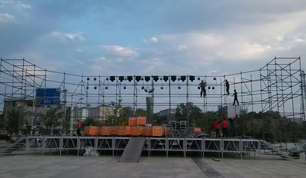 舞臺燈光設備從安裝到調試 廠家都很認真對待