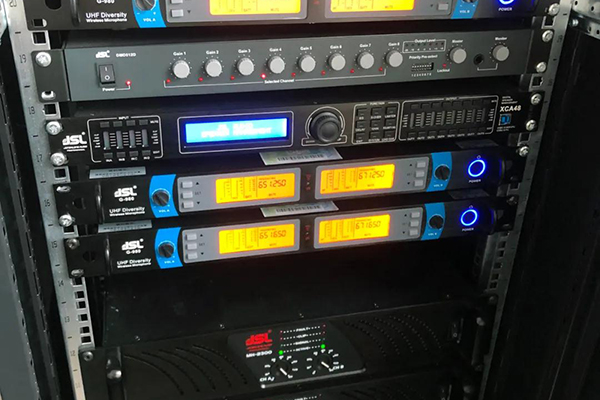 JSL爵士龍為衡陽(yáng)市祁東縣玉河小學(xué)報(bào)告廳提供精良擴(kuò)聲系統(tǒng)設(shè)備