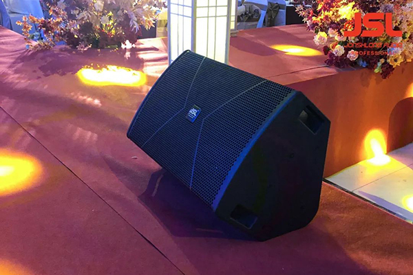 如何使舞臺音響的聲音不易傳到傳聲器中