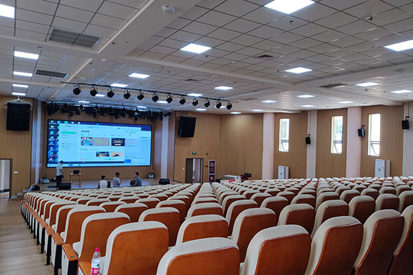 河源市福星中學多功能廳采用爵士龍雙12寸線陣音箱系統