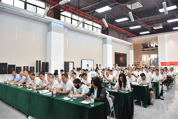 慧聰網(wǎng)百人代表團(tuán)蒞臨爵士龍音響參觀交流,共探聲學(xué)科技未來(lái)